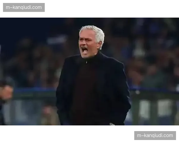 穆里尼奥被罚下瞬间，向看台鼓掌致意后转身离场