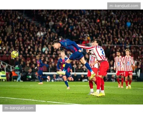 欧冠快讯：巴萨主场2-0领先那不勒斯，莱万头球破门