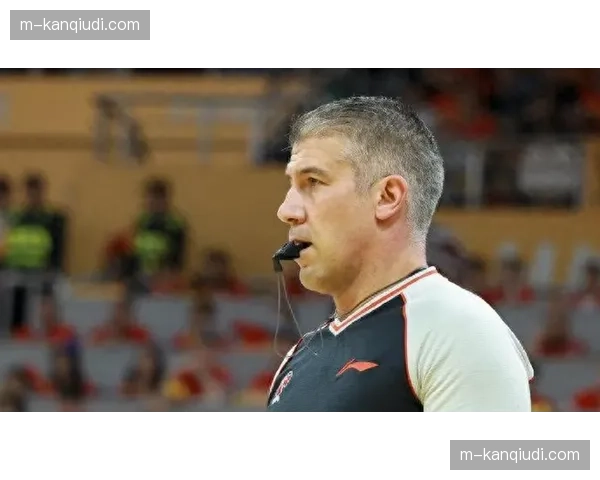 争议判罚回看：弗格突破造犯规，裁判经录像回放后改判进攻犯规