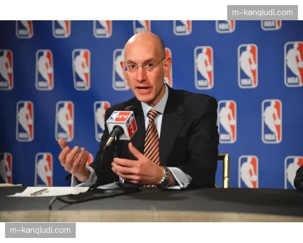 “联盟讨论在未来赛季引入季中锦标赛的可能性”